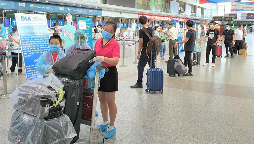 Hành khách chờ làm thủ tục tại sân bay Đà Nẵng.