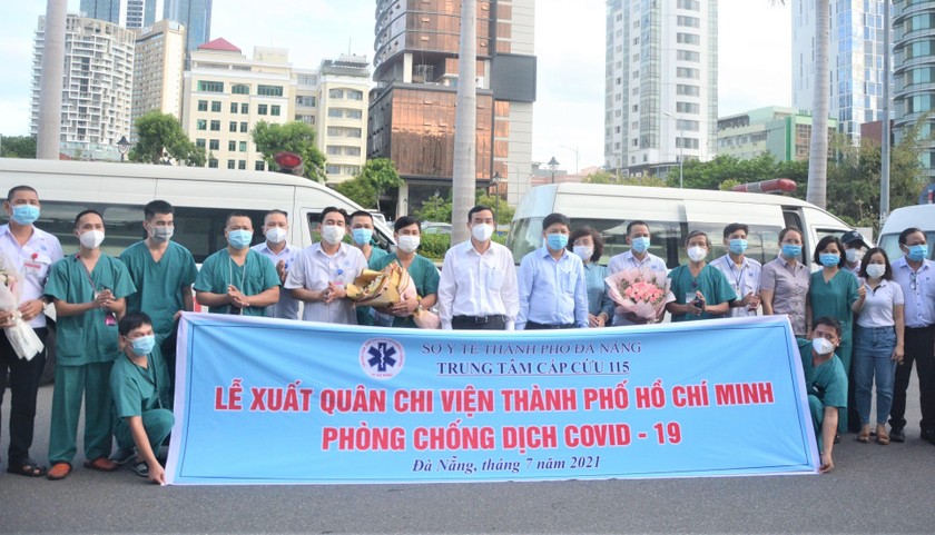 Lãnh đạo thành phố và Sở Y tế Đà Nẵng tiễn đoàn y bác sĩ của Trung tâm Cấp cứu 115 Đà Nẵng lên đường chi viện TP HCM chống dịch.