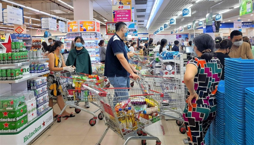 Người dân đổ xô đi siêu thị Coopmart Đà Nẵng vào tối 21/7.
