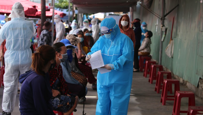 Nhân viên y tế ở Đà Nẵng truy vết, lấy mẫu xét nghiệm COVID-19 cho các tiểu thương tại chợ Siêu thị Nguyễn Kim.