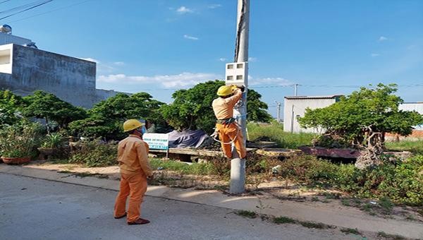 Điện lực Quảng Ngãi sửa chữa điện cho khách hàng