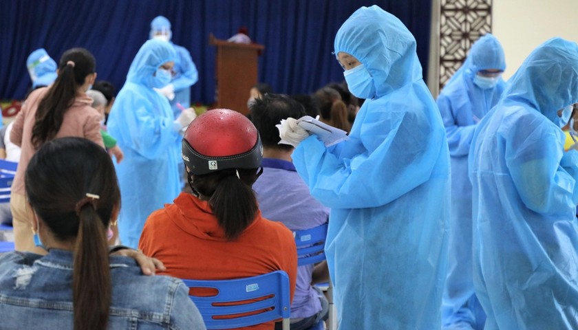 Nhân viên y tế ở Đà Nẵng truy vết, lấy mẫu xét ngiệm COVID-19.