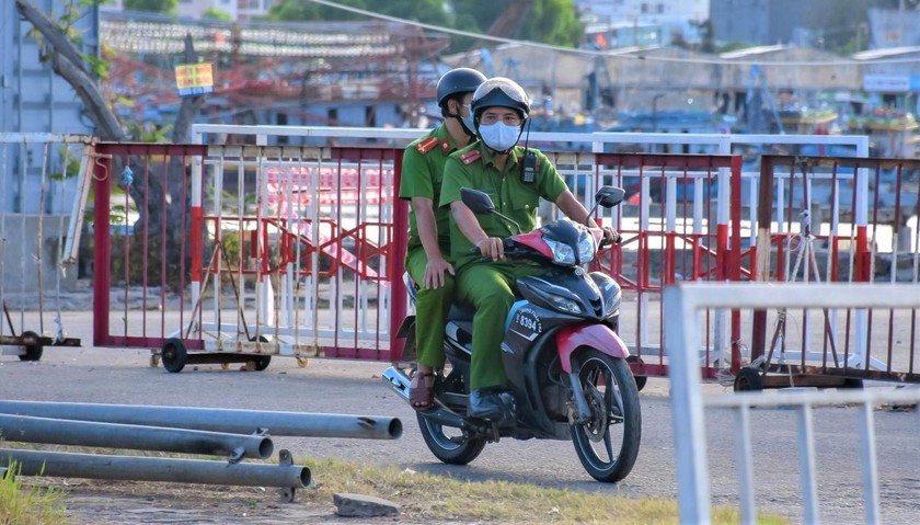 Lực lượng Công an tuần tra phòng chống dịch COVID-19 ở Đà Nẵng.
