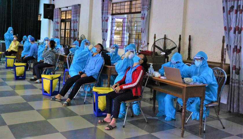 Lấy mẫu xét nghiệm COVID-19 cho công nhân ở Đà Nẵng.