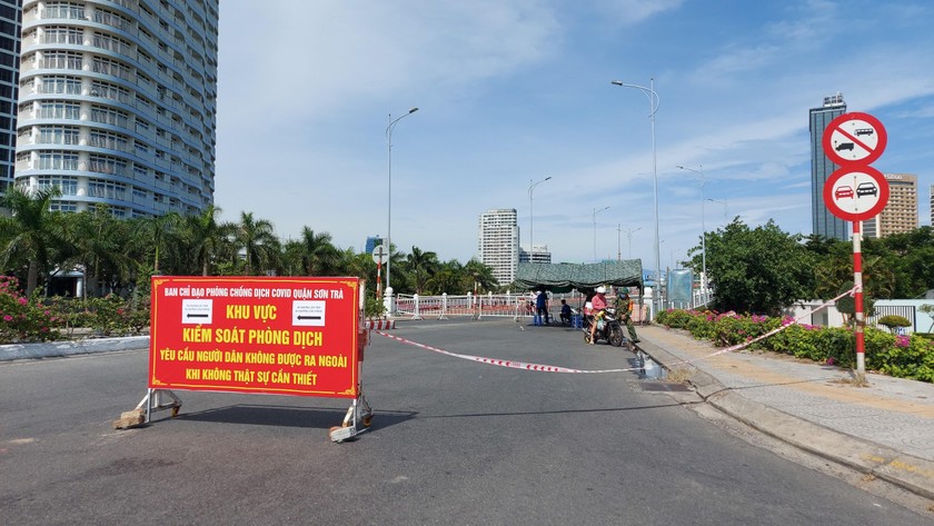 Cầu Thuận Phước đã được kéo barie rào chắn, ngăn không cho phương tiện di chuyển qua lại.