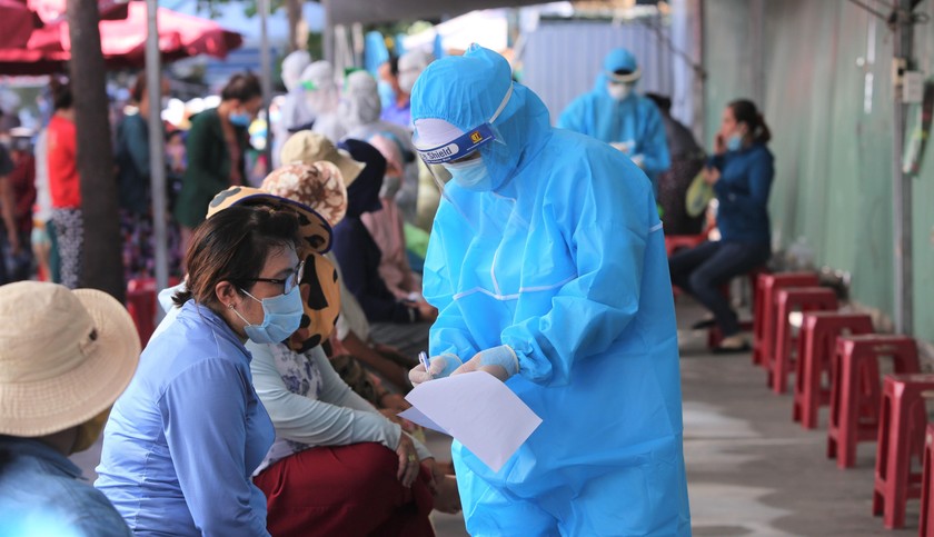 Nhân viên y tế truy vết, lấy mẫu xét nghiệm COVID-19 cho tiểu thương ở Đà Nẵng.