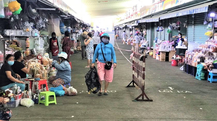 Đà Nẵng: Thu thẻ tiểu thương và giấy đi đường 4 người bán hàng 'phá giá' niêm yết