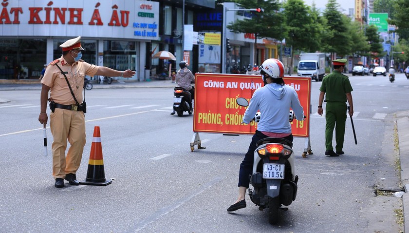 Chốt kiểm soát dịch COVID-19 trên đường phố Đà Nẵng.