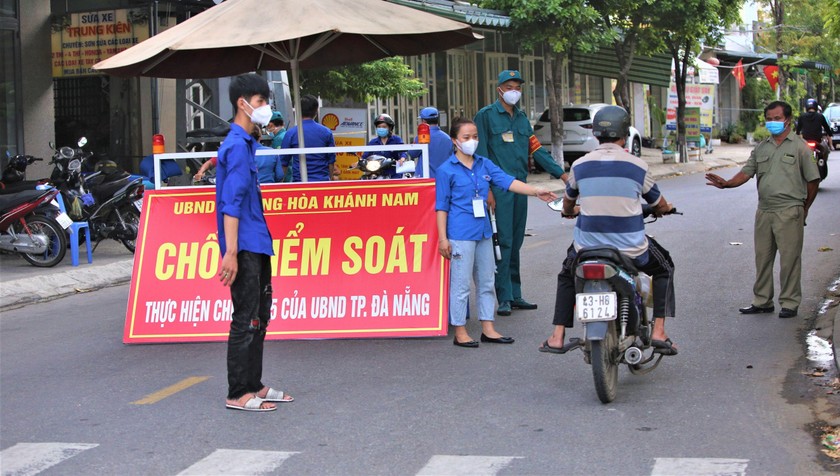Chốt kiểm soát dịch COVID-19 trên đường phố Đà Nẵng.