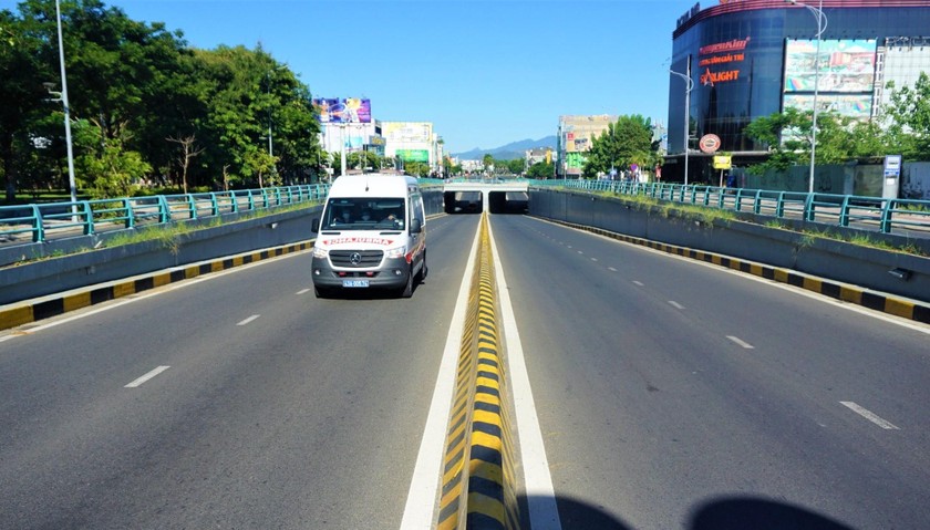 Đường phố Đà Nẵng trong ngày đầu "phong tỏa toàn thành phố" chỉ có xe cấp cứu và lực lượng công an làm nhiệm vụ tuần tra, kiểm soát trên đường.