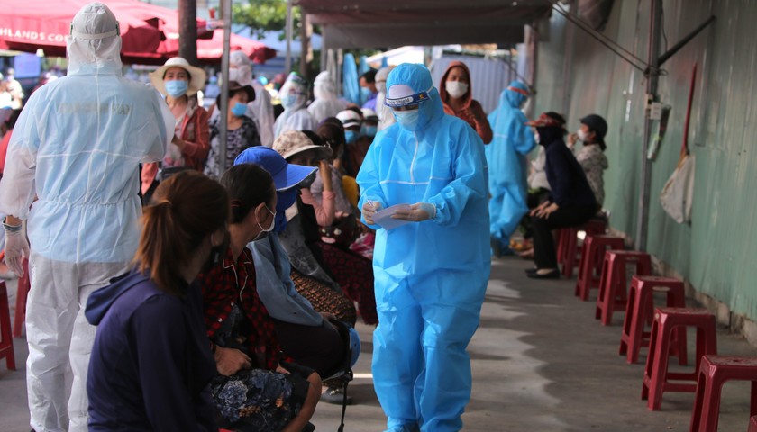 Lấy mẫu xét nghiệm COVID-19 cho tiểu thương ở Đà Nẵng.