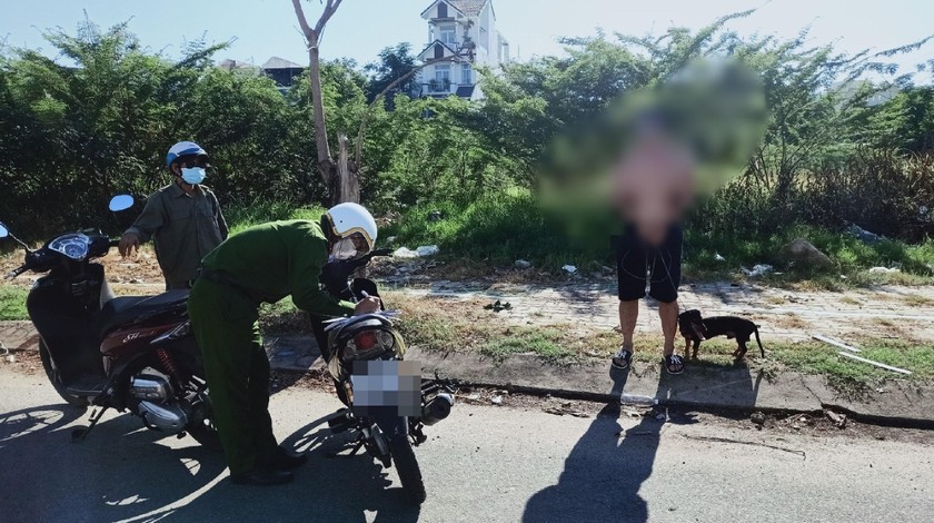 Người đàn ông bị Công an phường Hòa Minh lập biên bản vì dắt chó đi dạo trong thời gian giãn cách.