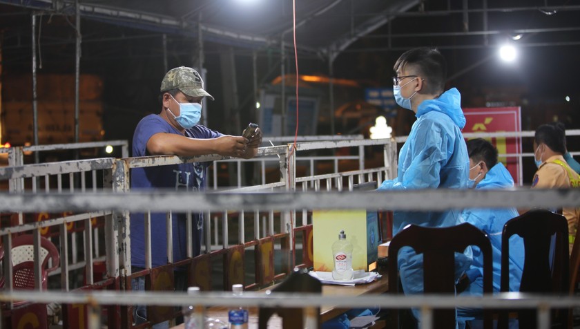 Tài xế khai báo y tế tại chốt kiểm soát dịch COVID-19 ở Đà Nẵng.