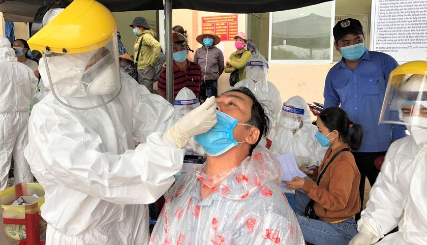 Nhân viên y tế lấy mẫu xét nghiệm COVID-19 cho người dân ở Quảng Ngãi.
