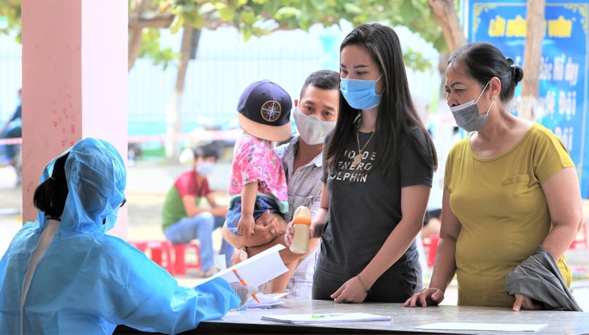 Người dân khai báo trước khi được lấy mẫu xét nghiệm COVID-19 ở Đà Nẵng.