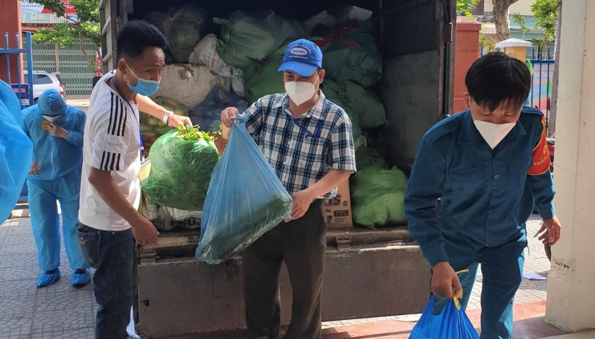 Những ngày qua, tổ trưởng dân phố là người cung ứng rau củ được hỗ trợ cho người dân trong lúc Đà Nẵng cách ly nhà với nhà.