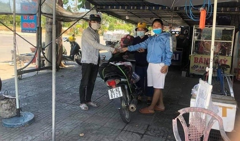 Chàng trai Thanh Hóa được người dân tỉnh Quảng Nam tặng xe máy và cho tiền để về quê.