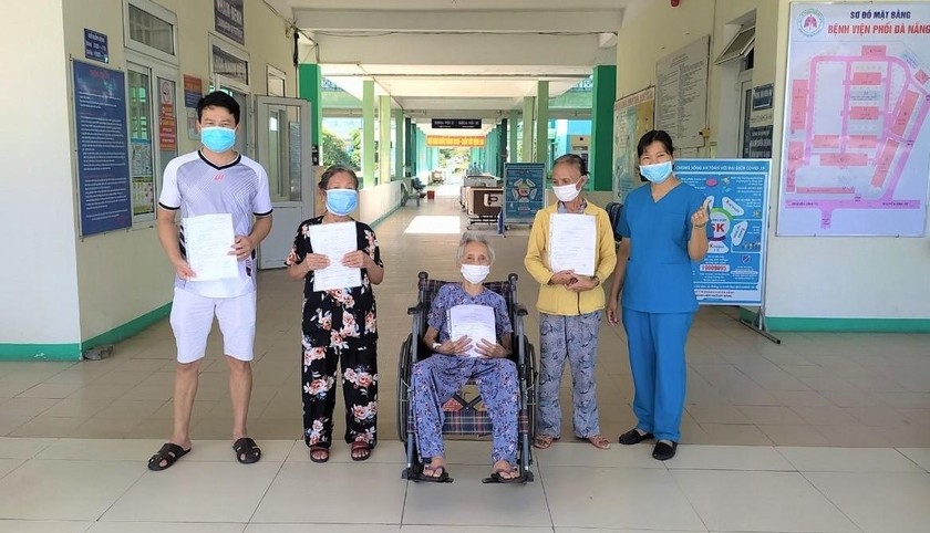4 bệnh nhân được Bệnh viện Phổi Đà Nẵng công bố khỏi COVID-19 và cho xuất viện trong sáng 1/9.