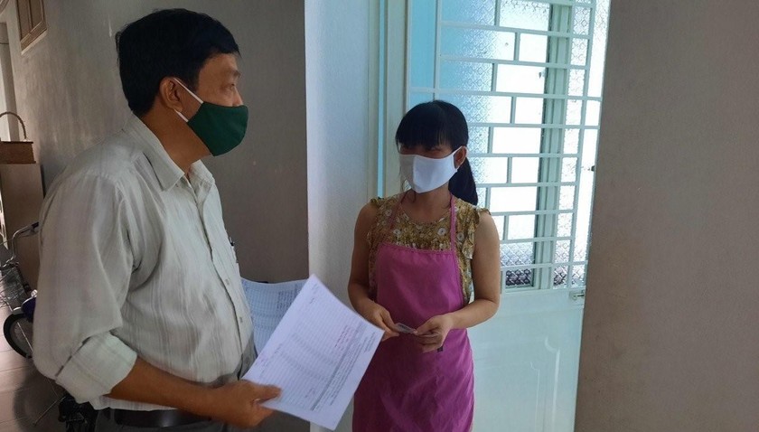 Người dân Đà Nẵng nhận tiền hỗ trợ do dịch COVID-19.