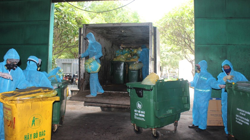 Lặng thầm hy sinh niềm vui cá nhân để thu gom và xử lý rác thải trong những ngày Đà Nẵng "oằn mình" chống dịch COVID-20.