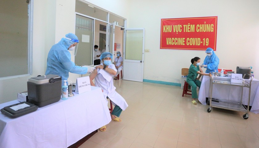 Tiêm vắc xin COVID-19 ở Đà Nẵng.