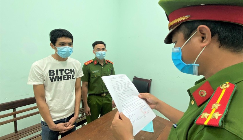 Công an đọc quyết định khởi tố bị can đối với Nguyễn Bình Hưng.