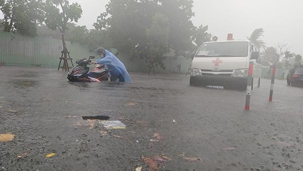 Xe cứu thương và nhiều phương tiện chết máy do mưa lớn ngập nặng tại Đà Nẵng ngày 11/9