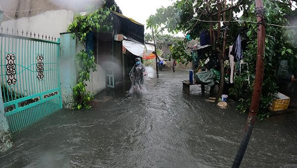 Ngập nhà dân tại Đà Nẵng ngày 12/9 do ảnh hưởng hoàn lưu bão số 5 gây mưa to.