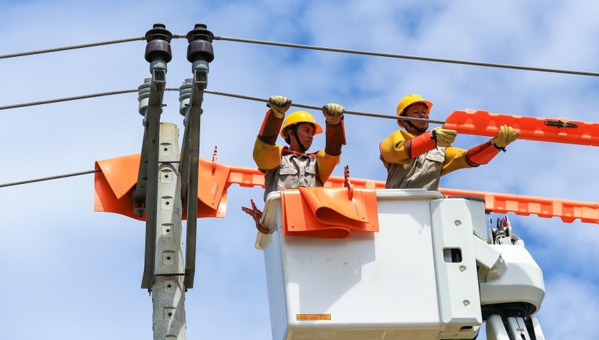 Tăng cường công tác sửa chữa, bảo dưỡng lưới điện bằng công nghệ hotline, nâng cao độ tin cậy cung cấp điện phục vụ khách hàng.