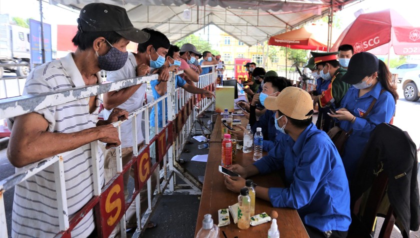 Người dân khai báo y tế tại chốt kiểm soát dịch COVID-19 ở cửa ngõ ra vào TP Đà Nẵng.