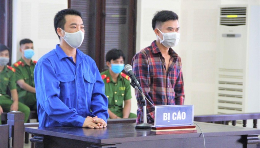 2 anh em Biền (áo xanh) và Hậu tại phiên tòa.