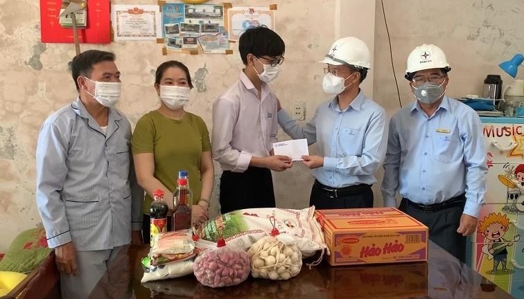Lãnh đạo PC Quảng Ngãi thăm hỏi, tặng quà cho cháu Huỳnh Tấn Khải