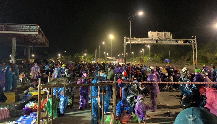 22h30 khuya 6/10, đoàn khoảng 700 người dân tập trung chờ chạy xe máy qua hầm Hải Vân.