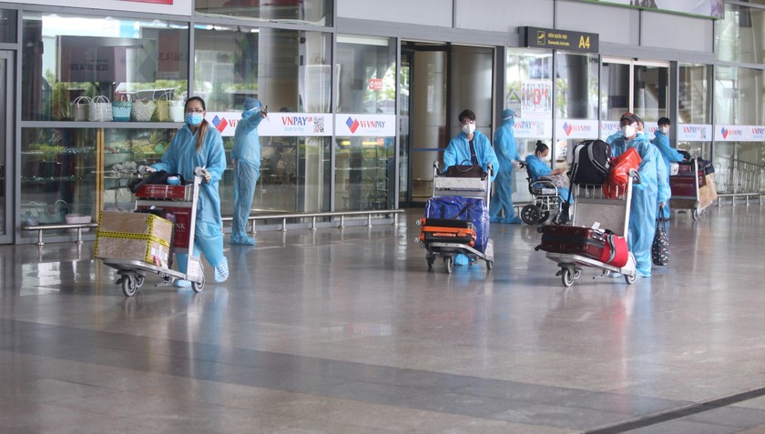 Ngày 12/10, hai chuyến bay xuất phát từ Sân bay Tân Sơn Nhất chở 406 người dân từ TP HCM hạ cánh xuống Sân bay Quốc tế Đà Nẵng.