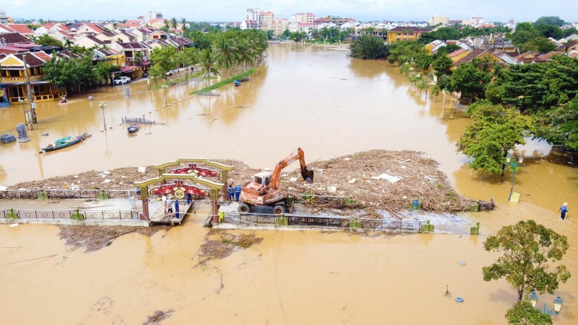 Những ngày qua, mưa lớn kéo dài cộng với hồ thủy điện xả lũ khiến nước sông Hoài ở Hội An dâng cao, gây ngập phố cổ. 