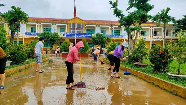 Người dân Quảng Nam dọn dẹp khắc phục hậu quả do mưa lũ