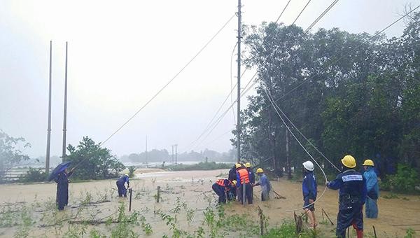 Sử chữa, khắc phục sự cố điện do ảnh hưởng bão số 8 tại Thừa Thiên Huế