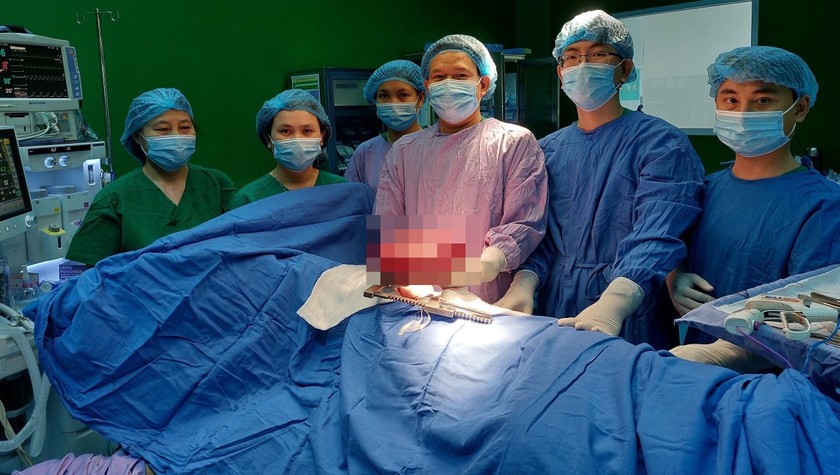 Các bác sĩ cắt bỏ thành công khối u khổng lồ trong lồng ngực của thiếu niên 16 tuổi 