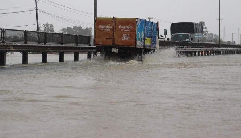 Nước ngập sâu tại Km+ 988 trên Quốc lộ 1A, đoạn qua xã Tam Đàn, huyện Phú Ninh.