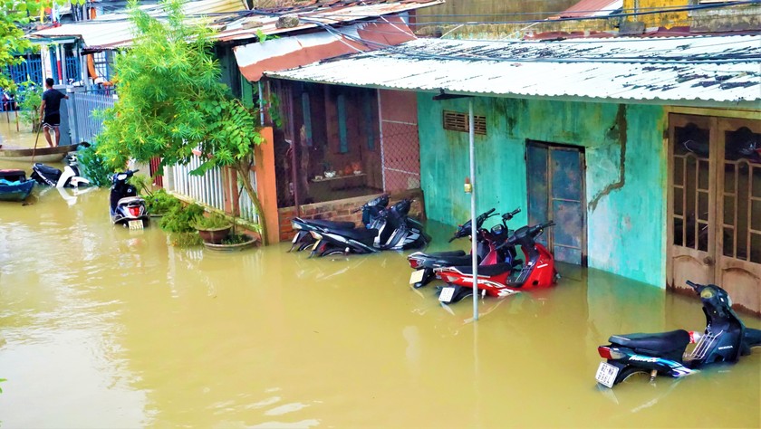 Hàng trăm ngôi nhà tại TP Tam Kỳ bị ngập sâu trong nước.