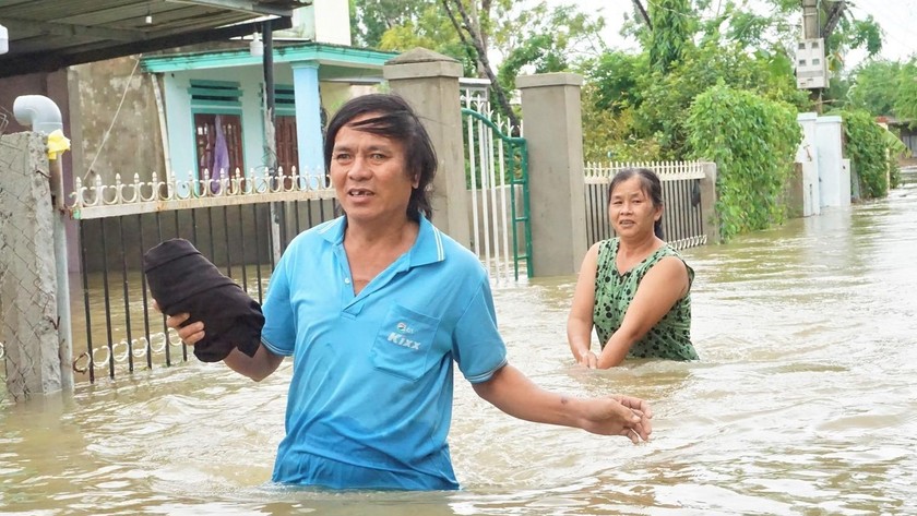 Người dân TP Tam Kỳ (Quảng Nam) lội bộ ra khỏi khu dân cư bị nước lũ nhấn chìm.