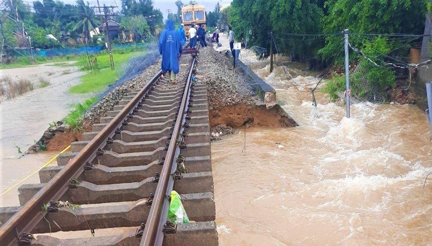 Nước lũ chảy xiết qua điểm sạt lở tại Km 899+400 tuyến đường sắt Bắc – Nam, đoạn qua tỉnh Quảng Nam.