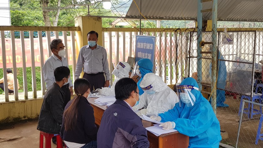 Ngành Y tế lấy mẫu xét nghiệm cho người dân tại huyện Nam Trà My.