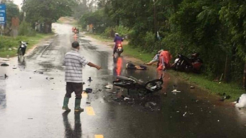 Hiện trường vụ tai nạn liên hoàn giữa 3 xe máy.