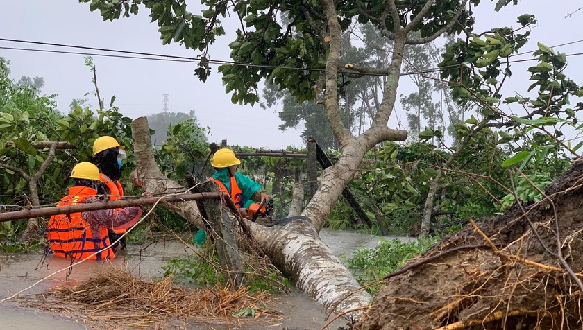 EVNCPC khắc phục hậu quả thiên tai do mưa bão các tỉnh miền Trung- Tây Nguyên 