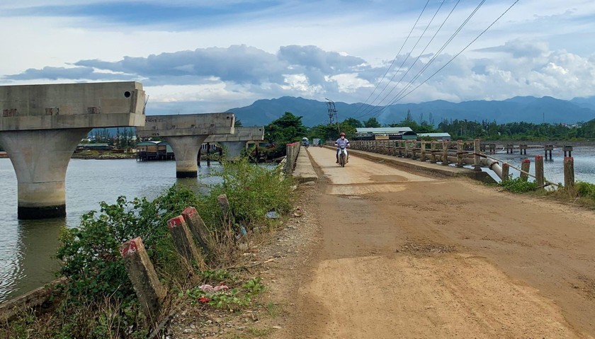 Cầu Tam Giang thi công hơn 3 năm nhưng đến nay chỉ xong 4 trụ cầu.
