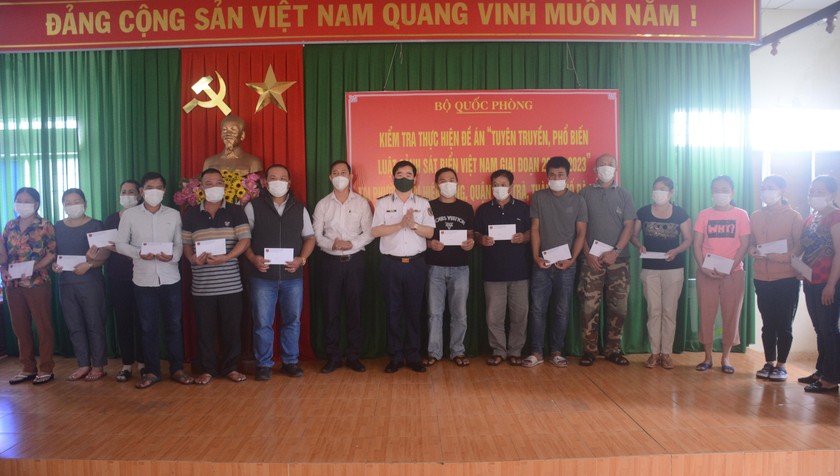 Đoàn công tác Bộ Quốc phòng làm việc, trao quà cho ngư dân tại Đà Nẵng