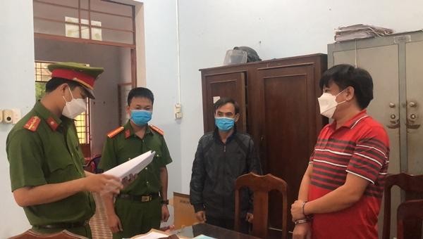 Công an huyện Thăng Bình thực hiện Lệnh bắt giam bị can Phong (áo đỏ) để tiếp tục điều tra. 