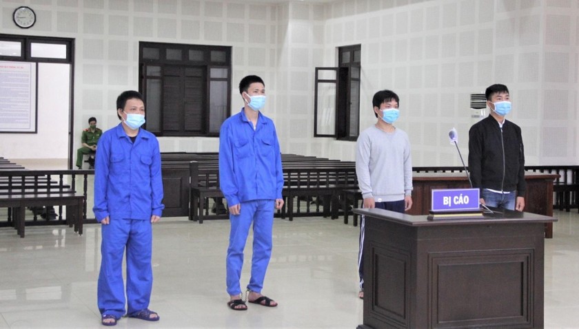 Các bị cáo Thành, Tịnh, Tân, Minh (từ trái sang phải) tại phiên tòa.