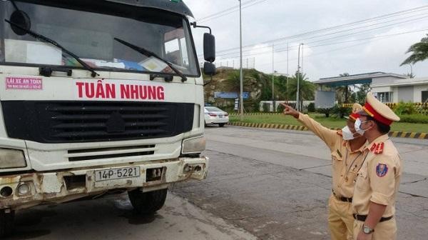 Cảnh sát giao thông, Công an tỉnh Quảng Ngãi ra quân xử lý xe quá tải trên địa bàn KKT Dung Quất.